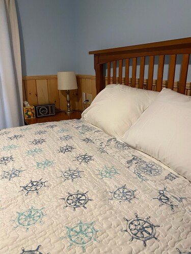 Cliffside 2 BD/1 BA home. Quiet sunsets, beach access, and relaxation await you.