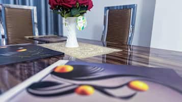 Appartement classique, balcon, vue sur la ville | Divers