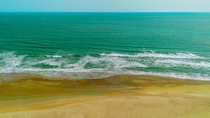 A beach with waves approaching the shore. - Apto em Resort com Acesso Praia do Coqueiro (Luis Correia)