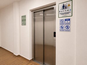 An elevator with a digital display, surrounded by safety and usage signs. - En el corazón de marina Mazatlán (Mazatlán)