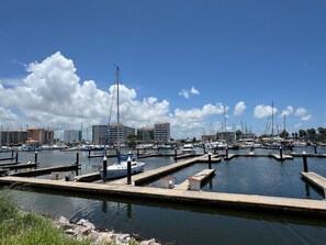 A marina with boats docked, a clear sky, and buildings in the background. - departamento en isla marina mazatlan (Mazatlan)