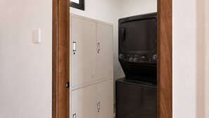 A compact kitchen with a built-in oven and a microwave. - Dpto. nuevo a unos pasos de malecón y zona dorada (Mazatlán)