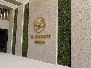 A wall with a logo and the text 'EL ENCANTO TOREO' indicating a hotel's name. - Dpto. nuevo a unos pasos de malecón y zona dorada (Mazatlán)