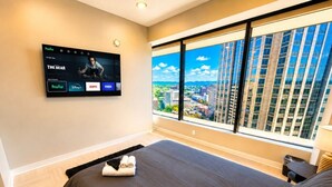 Desk, iron/ironing board, WiFi, bed sheets - Luxury City Escape | King Bed + Rooftop (Birmingham)