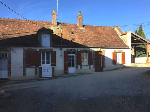 Gîte Le Village: Private Terrace & Wi-Fi in Fontaine-Mâcon