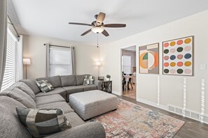 Living area - Quaint 2-bedroom house with AC in South Salt Lake (South Salt Lake)