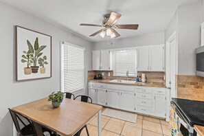 Private kitchen - Quaint 2-bedroom house with AC in South Salt Lake (South Salt Lake)