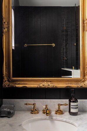 Een haardroger, zeep, shampoo, toiletpapier