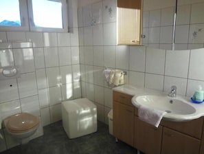 Bathroom - Fellhornblick Vacation Rentals: Studio with Balcony (Riezlern)