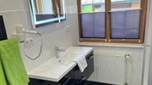 Shower, hair dryer, towels, soap - Fellhornblick Vacation Rentals: Deluxe Studio (Riezlern)