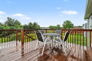 Outdoor dining - Michigan City Gem! Huge Backyard-Grill- Sleeps 10 (Michigan City)