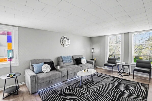 Living area - Lux Private 1BR Dtwn-Plush Mattress-FirePit-Unit D (Manistee)