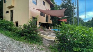 Un bâtiment à deux étages doté d’une entrée pavée et d’une piscine.