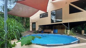 Une piscine avec une maison en arrière-plan.