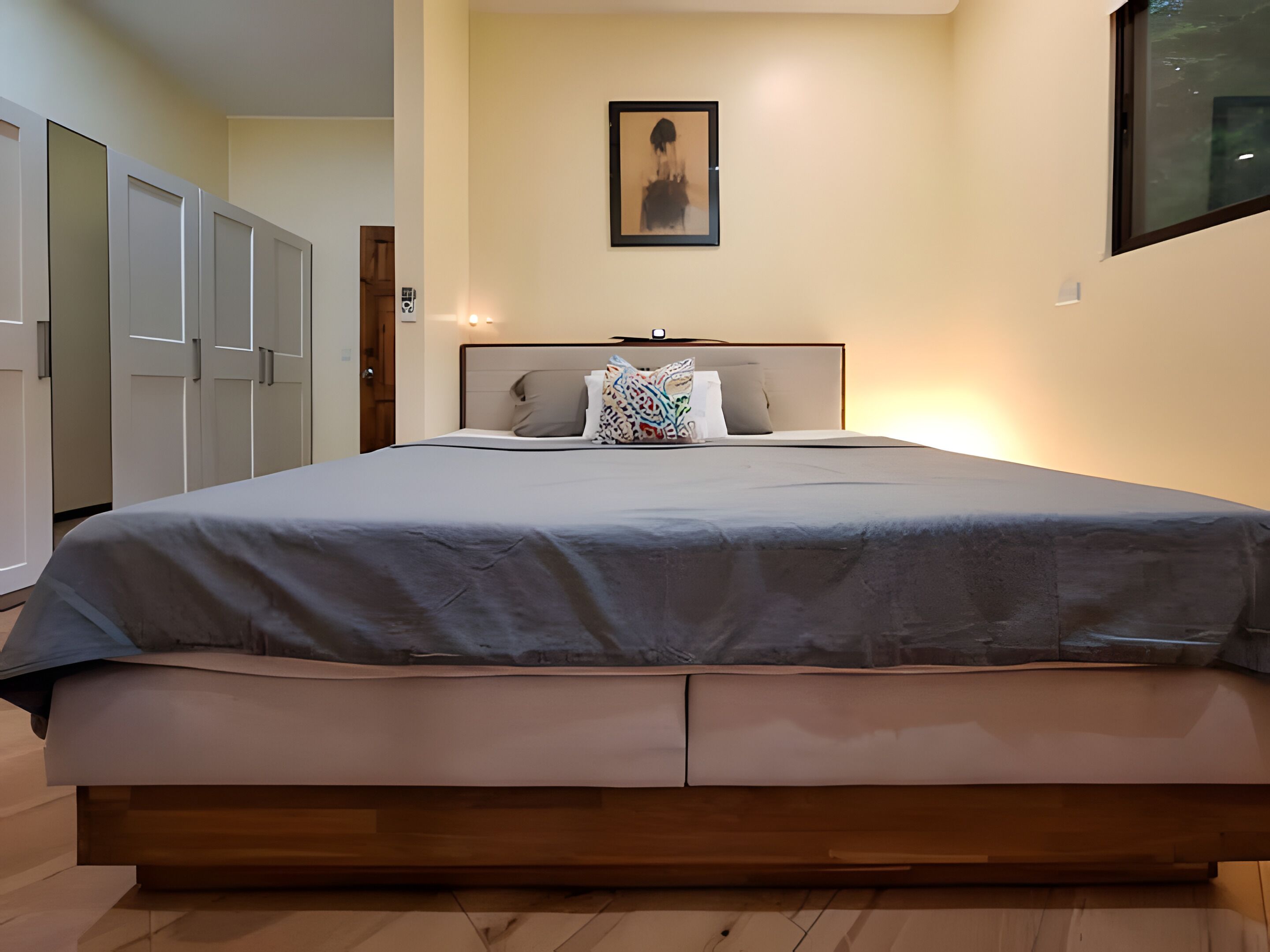 Tabla de planchar con plancha, wifi y ropa de cama 