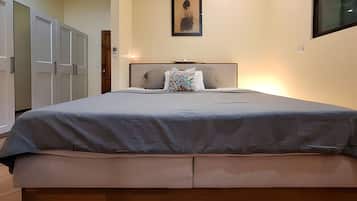 Tabla de planchar con plancha, wifi y ropa de cama