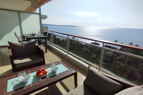 Incredible ocean view, pool, HVAC, Wi-Fi, sleeps 4
