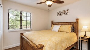 A bedroom with a wooden bed, a ceiling fan, a window with blinds, and a bedside table with a lamp. - 3 Vinos Hacienda by Avantstay Front & Back Decks + Grill Walk to Downtown Paso (Paso Robles)