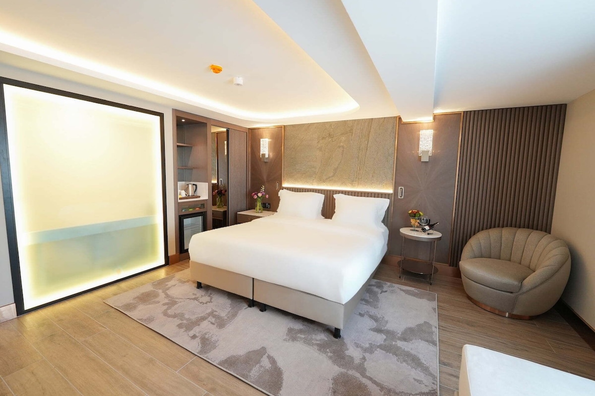 Kamar Double Deluks | Brankas, ruang kerja ramah laptop, dan setrika/meja setrika