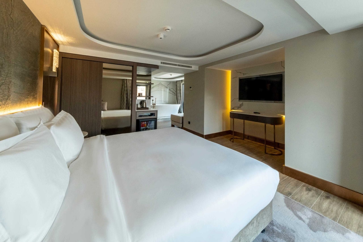 Suite Eksekutif, pemandangan kota | Brankas, ruang kerja ramah laptop, dan setrika/meja setrika