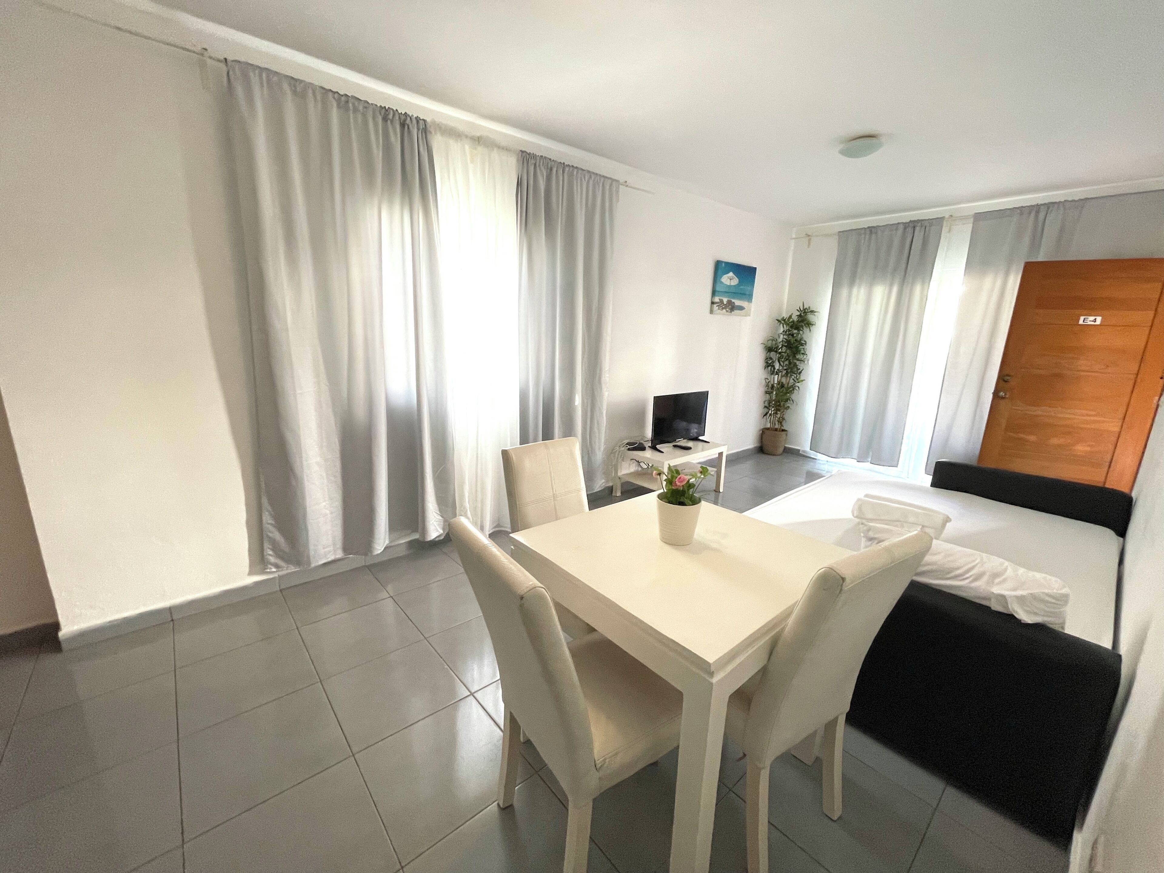Executive-Suite, Poolzugang, Gartenblick | Essbereich im Zimmer