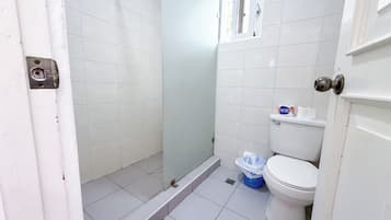 Estudio Deluxe, vista a la alberca | Baño
