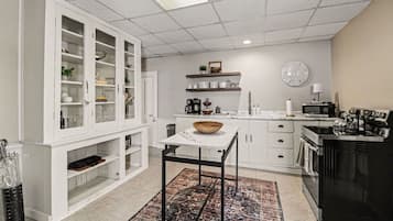 Wasserkocher mit Kaffee-/Teezubehör, Kühlschrank, Mikrowelle, Ofen