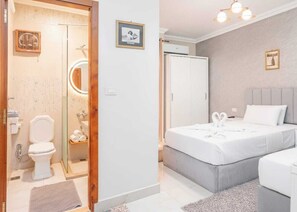A bedroom with a bed, bedside table, and a wardrobe. - Luxury Gem view Facing tde Grand Egyptian Museum (Giza Governorate)