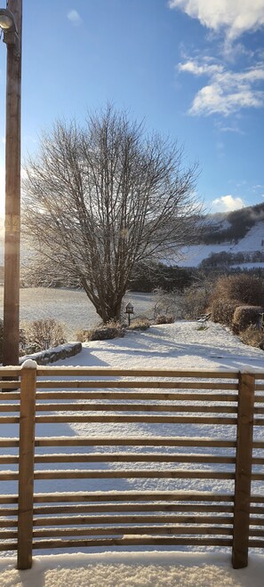 A wooden bench in a snowy landscape with a clear sky. - Hawthorn Brae - A Peaceful Highland Retreat (Pitlochry)