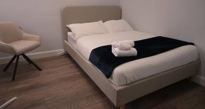 Modern 2-Bed Apartment with Parking - Direct London & Gatwick Links