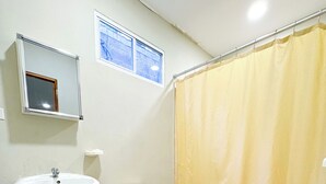 Chambre Simple | Salle de bain | Douche, serviettes fournies, savon, papier toilette