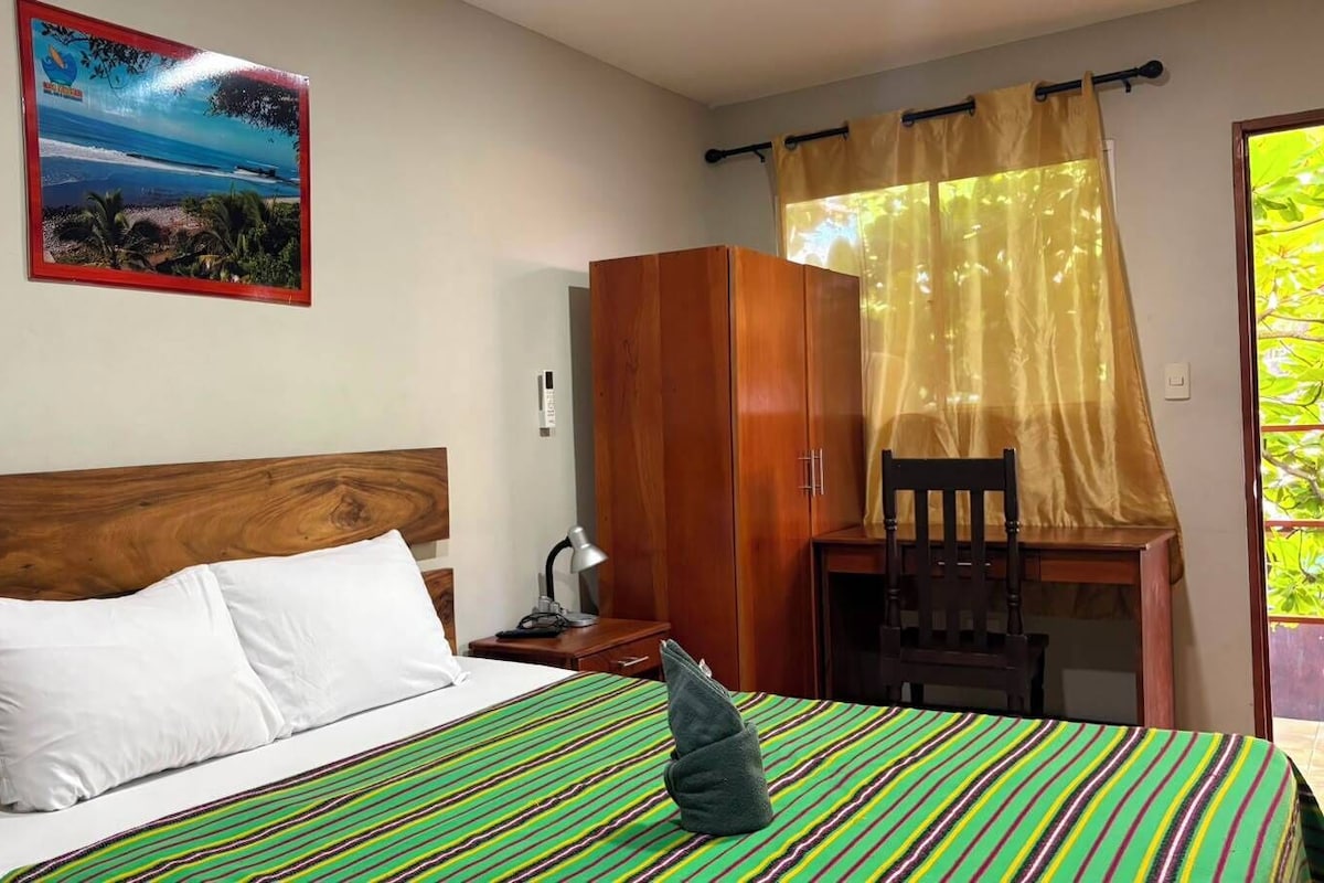 Habitación individual básica | Espacio para trabajar con laptop y wifi gratis 