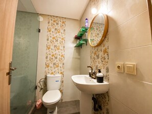 A bathroom with a toilet, sink, and shower. - Luxury 2-bedroom apartment in Marrakesh (Marrakech)