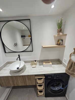 Shower, hair dryer, towels, soap - Vrbo Property (Mont vernon)