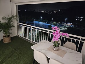 Outdoor dining - Vrbo Property (Mont vernon)