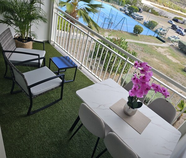 Outdoor dining - Vrbo Property (Mont vernon)