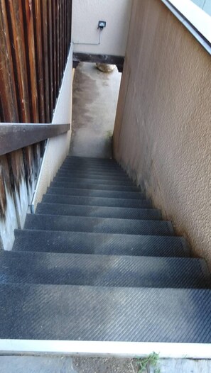 A staircase leading to a door with a metal railing on one side and a concrete wall on the other. - 3rd floor, view village, balcony, tv, ski locker, 58m², Les Gets (Les Gets)