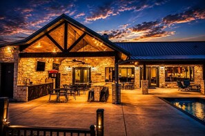 Outdoor dining - Chula Vista~Sleeps 31~Heated Pool (Sabinal)