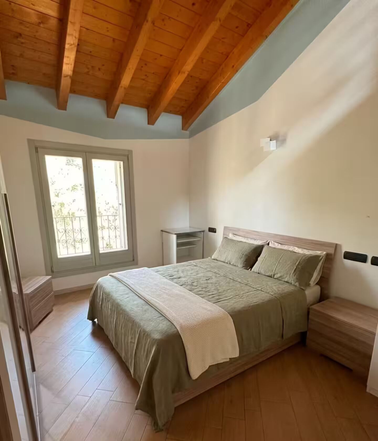 2 slaapkamers, een strijkplank/strijkijzer, wifi, beddengoed