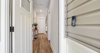 Cozy 3-bedroom cottage in delightful Pensacola with AC. 10 Mins from the beach.