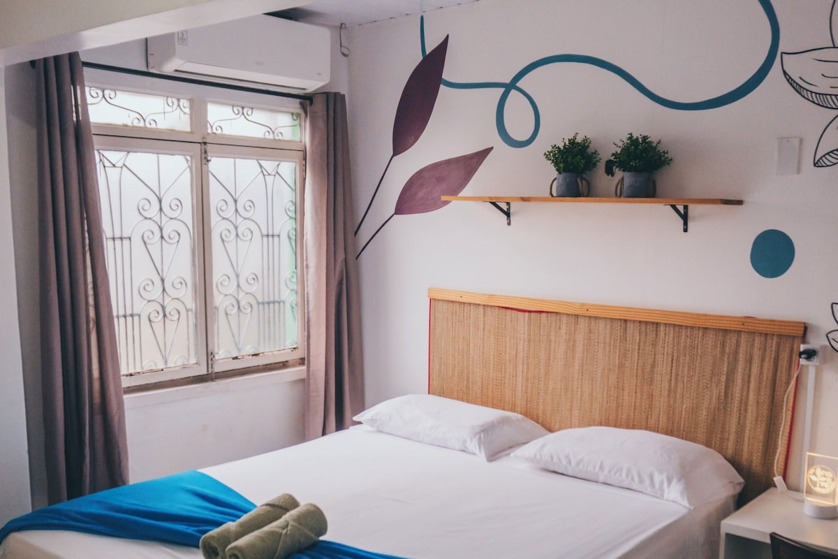 Comfort-dobbeltværelse til 1 person - 1 queensize-seng - fælles badeværelse - udsigt til gårdsplads | Strygejern/strygebræt, gratis Wi-Fi