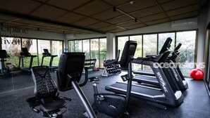 Ein Fitnessstudio mit Laufbändern, Ergometer und Kurzhanteln.