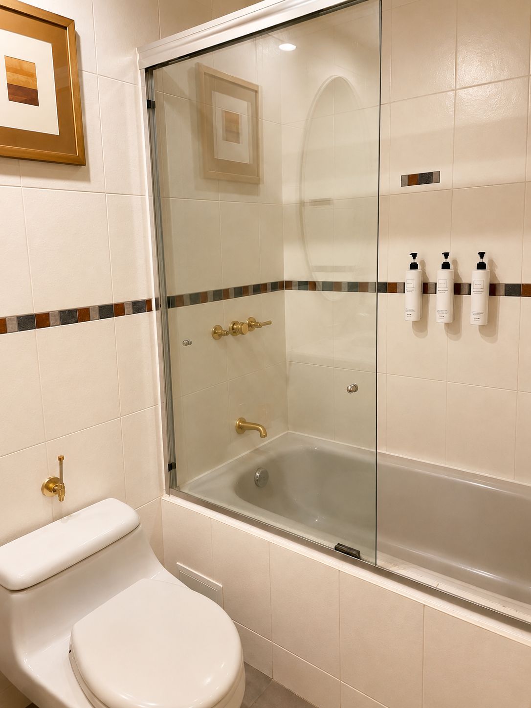 Un baño con bañera, inodoro y zona de ducha.