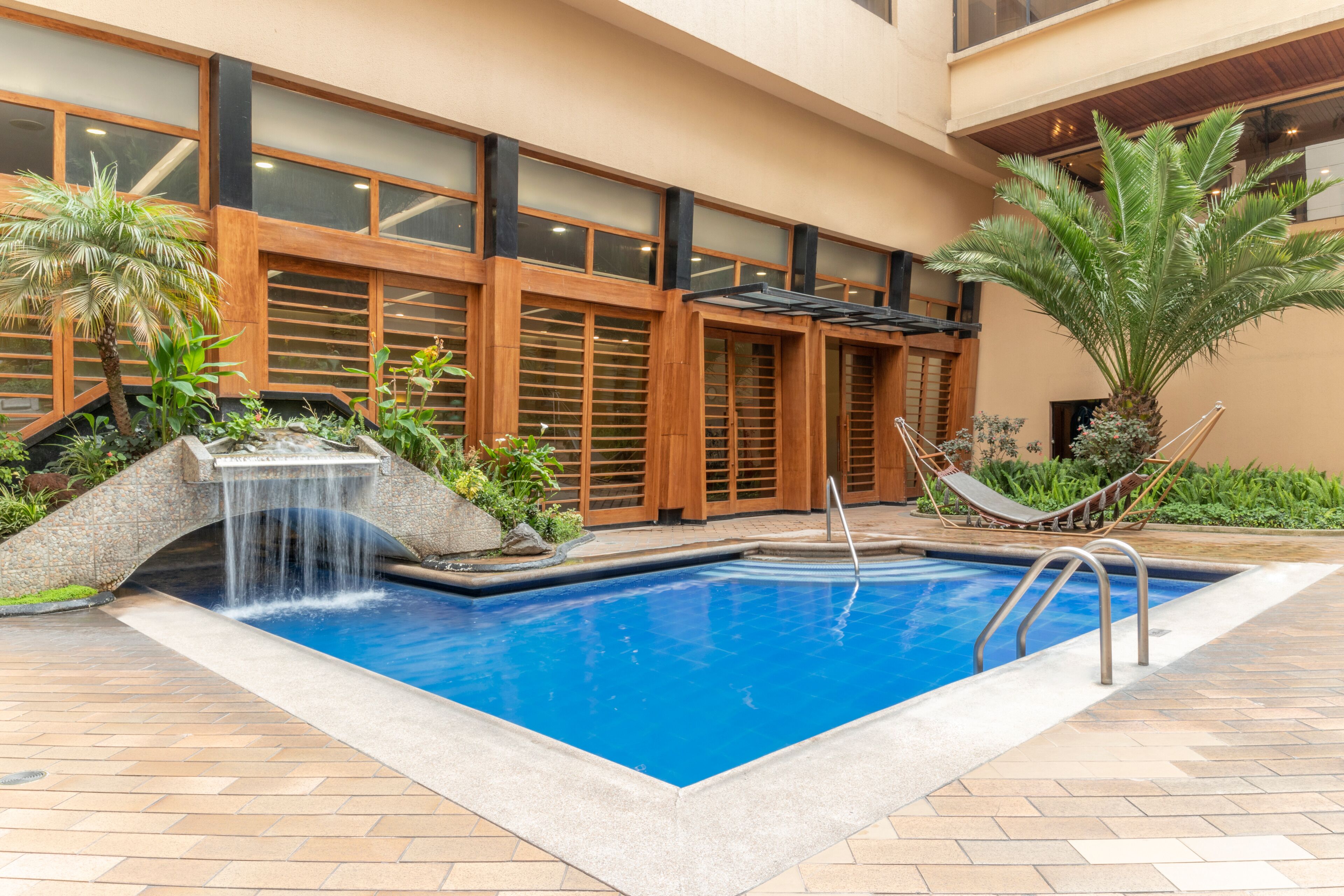 Una piscina cubierta, una piscina al aire libre