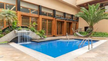Una piscina cubierta, una piscina al aire libre