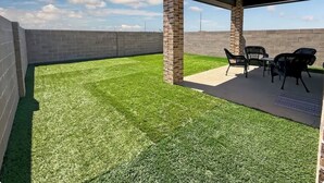 Outdoor dining - Cozy Spa Like 2-bedroom house in Hobbs (Hobbs)