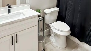 Hair dryer, towels, soap, shampoo - Cozy Spa Like 2-bedroom house in Hobbs (Hobbs)