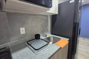 Cafeteira/chaleira, geladeira, micro-ondas, fogão