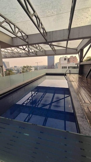 An indoor swimming pool with a view of the cityscape. - Paulina Schnaider cdmx san isidro (Mexico City)