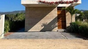A modern two-story house with a flat roof, large windows, and a concrete facade. - Deisy TownHouse Oaxaca (San Pedro Mixtepec)
